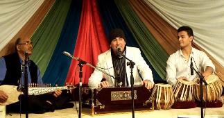 محترم عزیز "گمان در حال اجرای آهنگ محترم عزیز "گمان در حال اجرای آهنگ