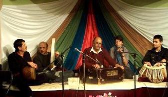محترمه خانم" نغمه " در حال اجرای آهنگ با همراهی محترم داوود فقیری، وحید گل مجید قیام و متین قیام محترمه خانم" نغمه " در حال اجرای آهنگ با همراهی محترم داوود فقیری، وحید گل مجید قیام و متین قیام