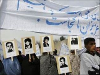 وابستگان قربانیان جنگهای سه دهه اخیر : ما حق داریم بدانیم که عزیزان ما کجا اند؟. ( عکس از سایت بی بی سی ) وابستگان قربانیان جنگهای سه دهه اخیر : ما حق داریم بدانیم که عزیزان ما کجا اند؟. ( عکس از سایت بی بی سی )
