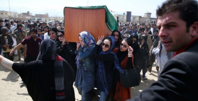 مراسم خاکسپاری پیکر شهید فرخنده توسط زنان قهرمان شهر کابل در پنجصد فامیلی خیر خانه محترمانه انجام شد. ( عکسها از بی بی سی )